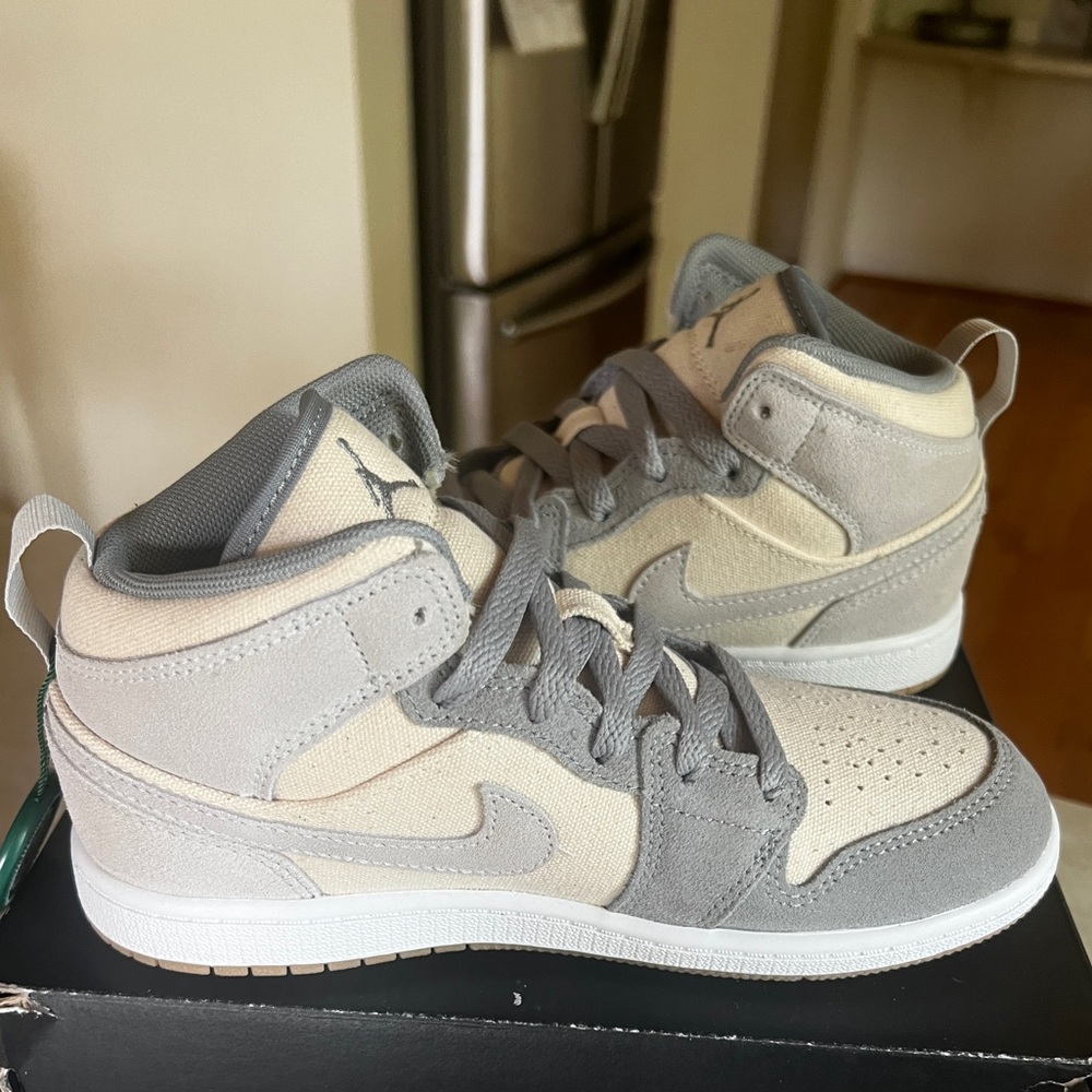 Jordan 1 MID SE (PS): Size: 2.5 Y (US): Color: Coconut Milk